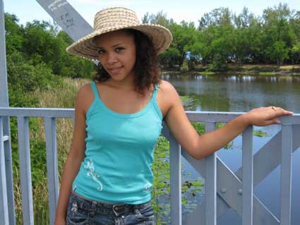 Aur&eacute;lie sur le pont de l'&eacute;tang Saint Paul
