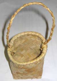 petit panier en vacoa tress&eacute; pour drag&eacute;es